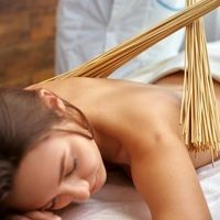 Розслабляючий масаж бамбуковими віниками для двох